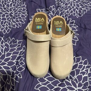 MIA clogs